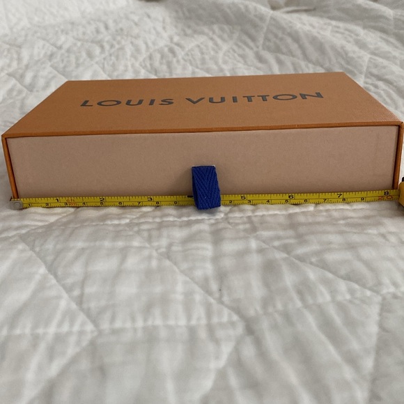 Louis Vuitton gift box SET includes box, original tissue paper, ribbon,and card - Picture 4 of 11